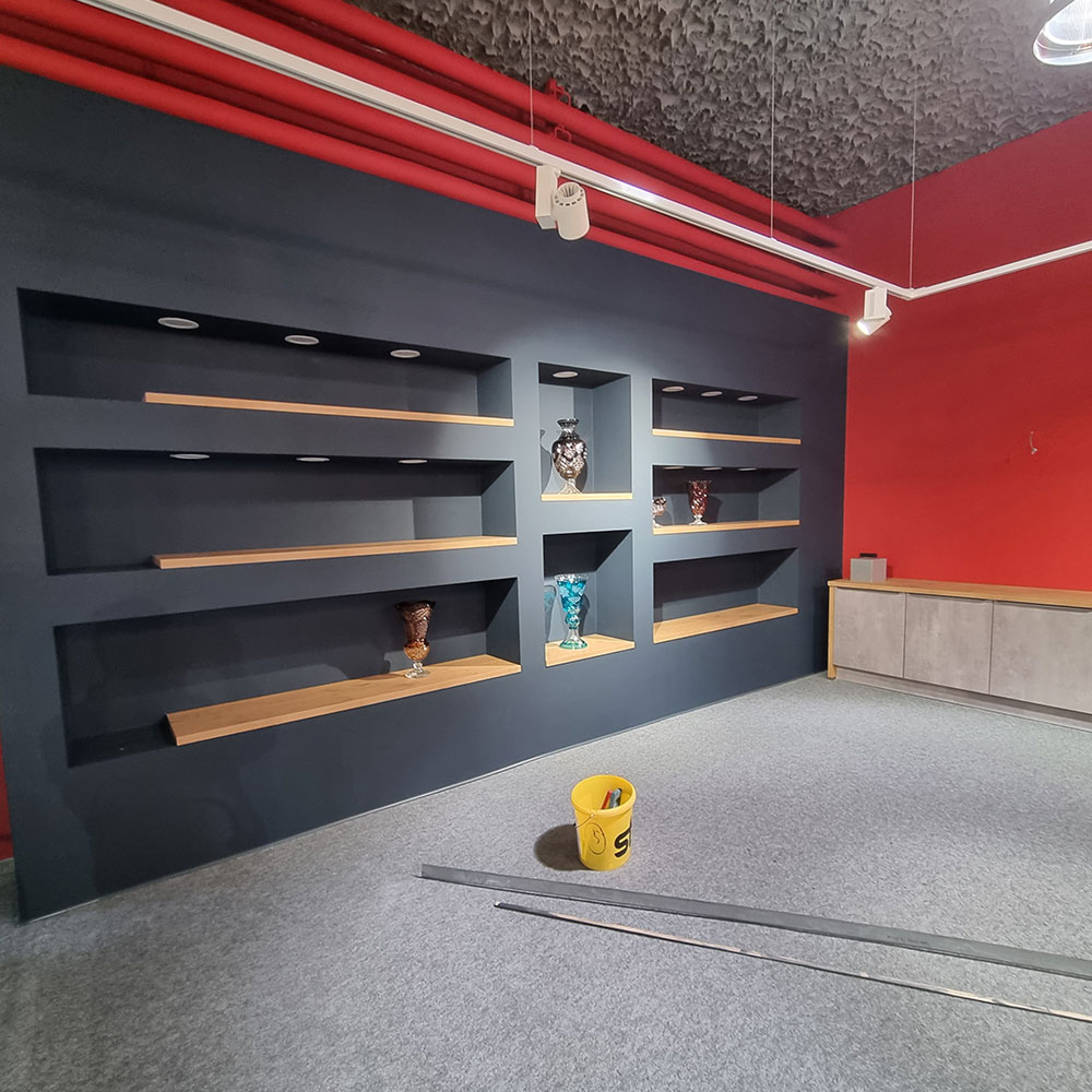 Innenraum mit Regalsystem gestaltet von Farbenfroh Raumgestaltung.