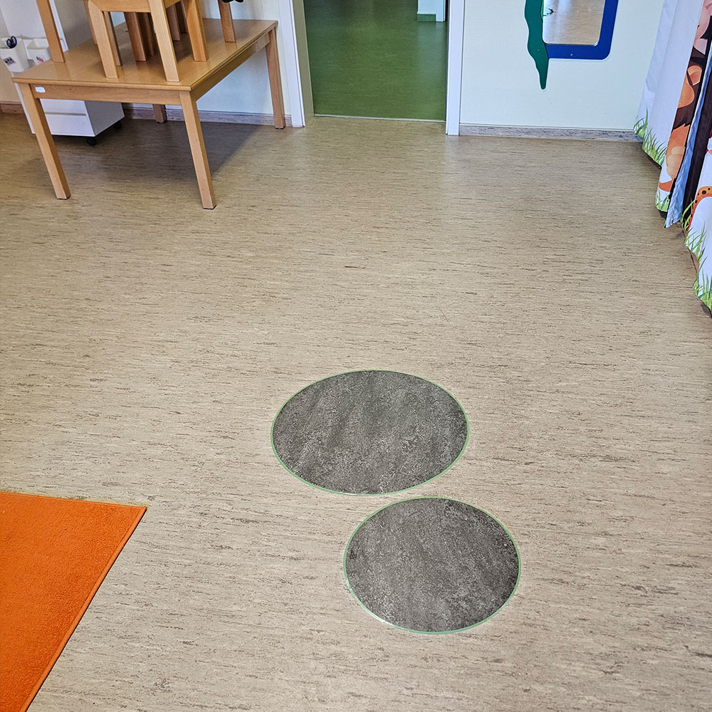 Moderner Bodenbelag mit Markierungen von Farbenfroh Raumgestaltung.