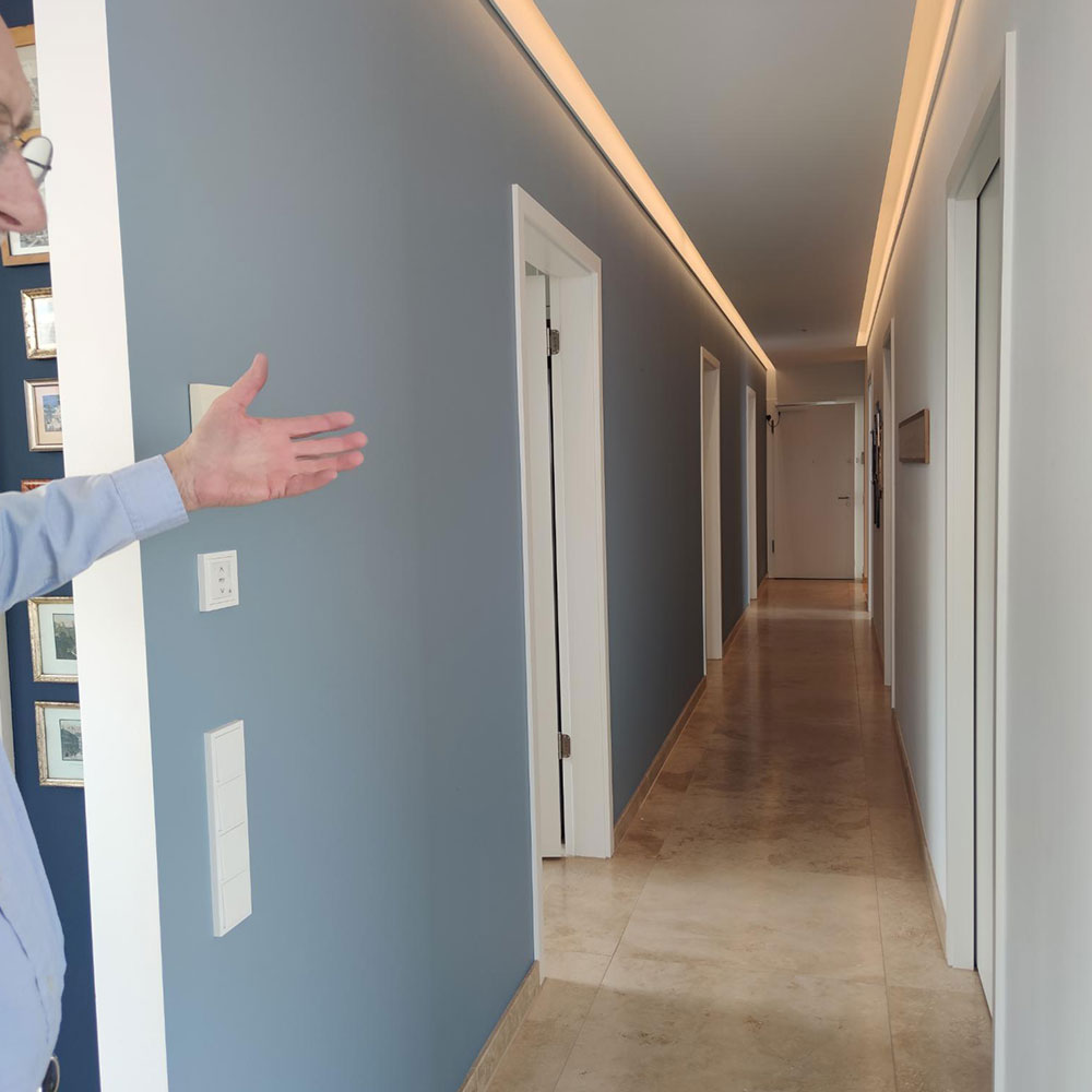 Heller Flur mit LED-Beleuchtung von Farbenfroh Raumgestaltung.